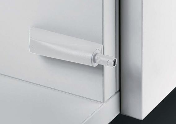 Механизм открывания для распашных дверей без ручек